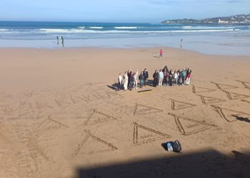 Ucranianos en Asturias dibujan en San Lorenzo el terror de la guerra: «Con estos drones atacan cada noche a nuestros civiles»