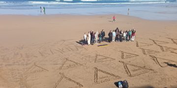 Ucranianos en Asturias dibujan en San Lorenzo el terror de la guerra: «Con estos drones atacan cada noche a nuestros civiles»