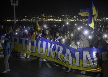 La luz de Ucrania iluminó El Muro en el cuarto aniversario de la invasión