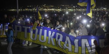 La luz de Ucrania iluminó El Muro en el cuarto aniversario de la invasión