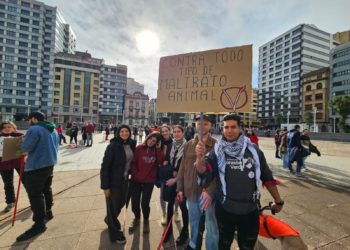 Galería | Gijón alza la voz contra la caza: el Náutico reúne a más de un centenar de personas en defensa de los animales