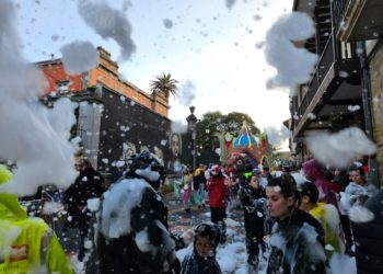 El Descenso de Galiana llenó Avilés de ‘antroxeros’ para disfrutar de los artilugios y la espuma