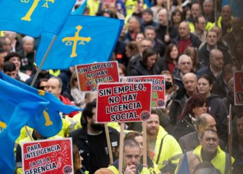 Miles de personas salen a la calle en Navia para protestar contra el ERE de ENCE