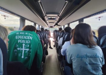 Camín de Madrid pola especialidá docente: los maestros d’asturianu lleven la so protesta al ministeriu y al Congresu