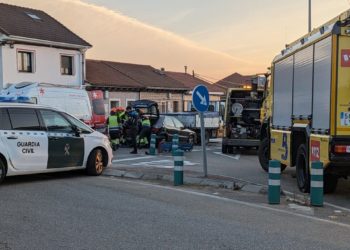 Un accidente entre un vehículo y un camión deja una herida en Avilés
