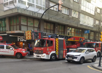 Chispas y olor a quemado en una central de contadores causan alarma en un bloque de la carretera la Costa