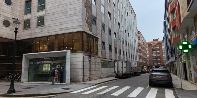 Ruidos de camiones de madrugada junto a Cruz Roja: «Es un centro hospitalario y tienen derecho a un descanso»