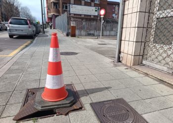 Una tapa de registro rota frente al colegio Cervantes preocupa a los vecinos