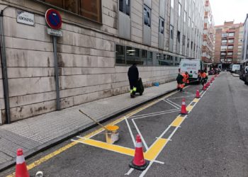 La zona para ambulancias de Cruz Roja ocupada habitualmente por camiones de reparto refuerza la señalización
