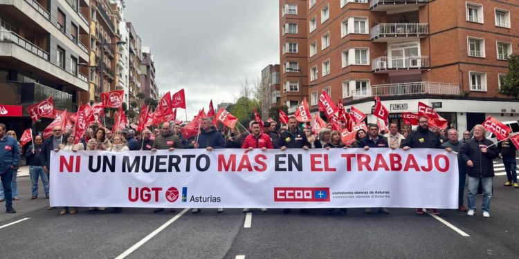 CCOO y UGT piden más inspecciones en construcción tras la muerte del trabajador de 56 años al caer de un tejado en Gijón