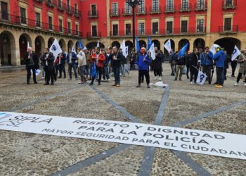 La Policía Local se concentra ante el Ayuntamiento para exigir la postergada valoración de puestos: «Cada año somos menos»