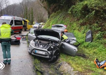 Herido el conductor de un coche implicado en un choque en Ribadesella, que tuvo que ser excarcelado