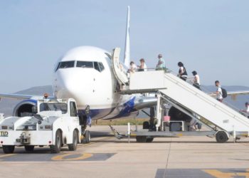 Un avión desviado por emergencia sanitaria a Asturias reabre el debate sobre la falta de ambulancia en el aeropuerto