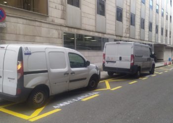 Señales, pintura fresca y mucho ‘morro’: continúan las infracciones en la zona para ambulancias del Hospital de Cruz Roja