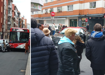 Un coche se salta el ceda y choca contra un autobús en Gijón