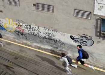 Un nuevo incidente sacude la travesía Alcalá: varios menores atacan a golpes una vivienda del lugar