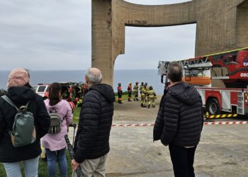 GALERÍA | El Cerro se convierte en campo de prácticas de los Bomberos de Gijón ante posibles rescates