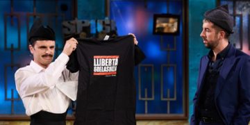 Madreñas, huevos, patriotismo y ‘Les 6 de La Suiza’: el paso triunfal de Rodrigo Cuevas por ‘La Revuelta’