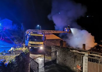 Fuego en la noche en San Tirso de Abres: arde una casa del barrio de San Salvador