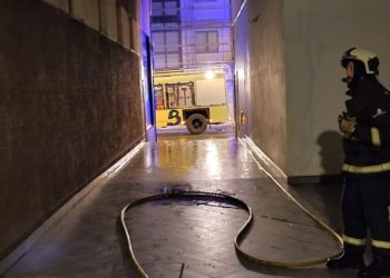 Un incendio arrasa una vivienda en Posada y deja a una mujer afectada por inhalación de humo