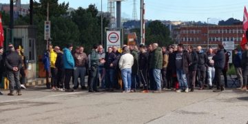 Las auxiliares bloquean los accesos a Arcelor en la primera de las nueve jornadas de huelga