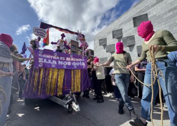 Una cofradía ovetense denuncia la exhibición de la ‘Santina queer’ en la manifestación del 8M en Villaviciosa