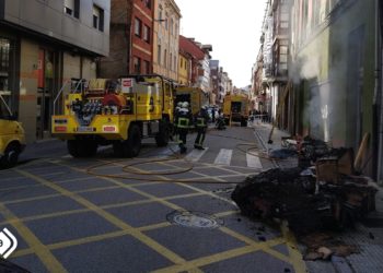 Localizan un cadáver en un incendio en un bajo comercial que servía de almacén en La Felguera