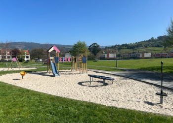 Solicitan mejoras y la revisión «de los elementos que afectan a la seguridad» en un parque infantil de Vega