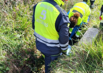Un hombre de 58 años, rescatado tras caer en una cuneta en El Franco