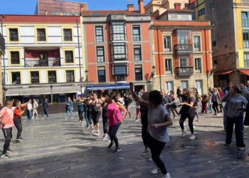 Gijón hace zumba en la Plaza Mayor contra el racismo: «En el deporte, como en la vida, cabemos todas las personas»