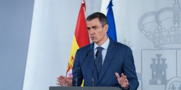 El Gobierno aprueba ayudas de 5.000 millones y descuentos en combustible por la crisis internacional