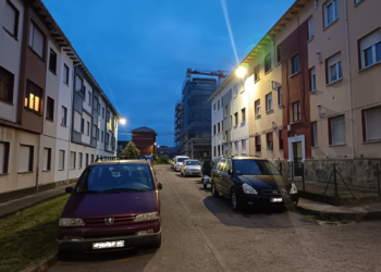 El problema de aparcamiento en La Tejerona: «A partir de las 10 de la noche ya no encuentras sitio»