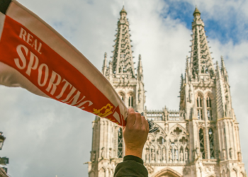 El Burgos invita en asturiano a la Mareona a visitar la catedral con la entrada del partido