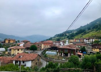 Un lenense de 70 años aparece muerto en su cama en compañía de su mujer, ambos con heridas por arma de fuego