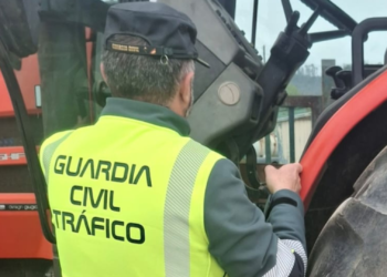 Investigan el extraño accidente de un tractor en Yernes y Tameza: el herido podría haber encubierto al conductor