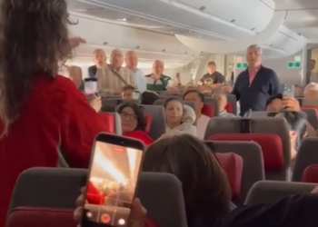 ‘En el Pozu María Luisa’ sonó a 12.000 metros de altura en la voz del Coro Minero de Turón