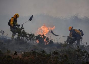 Asturias vuelve a mirar con recelo al fuego: 32 incendios forestales arden este martes en la región