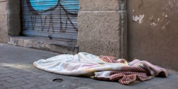 ‘Aporofobia’: el rechazo hacia los desfavorecidos por el que un hombre apalizó a un ‘sin hogar’ en Gijón, y que ha sido condenado