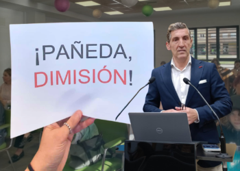 «Pañeda, dimisión»: El concejal deja a los padres con la palabra en la boca y les acusa de «politizar» a sus hijos