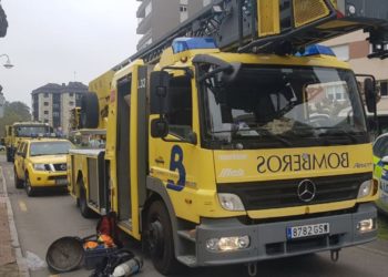 Fuego, sorpresa, destrozos… Aunque sin heridos: arde un piso en la localidad de Salinas