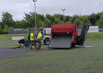 Deportes pone en marcha la renovación del césped artificial en los campos del Tragamón y Llano 2000
