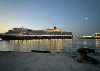 El mastodóntico ‘Queen Victoria’ inaugura en Gijón una temporada de cruceros que prevé hasta cincuenta recalas