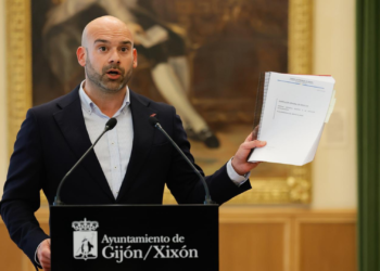 El informe sobre Cerredo lleva al Ayuntamiento a reclamar la destitución de Roqueñí, a la que acusa de «entorpecer Gijón»