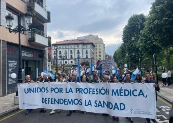 Los médicos salen de nuevo a la calle en Oviedo: «Ya es hora de que alguien ponga cordura y pare esto»