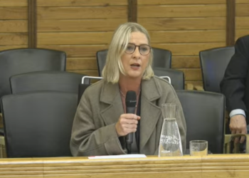 Los vecinos de Pumarín llevan su preocupación al Pleno: «Pedimos vivir en un barrio digno, con los equipamientos esenciales»