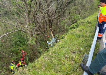 Fallece un hombre en un accidente de tráfico tras despeñarse su vehículo en Belmonte de Miranda