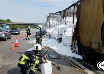 Un camión con pintura y propano se incendia en la A-66 en sentido Gijón y provoca retenciones de dos kilómetros