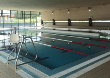 Las piscinas municipales restringen la visión desde gradas y ventanales para la protección de los menores