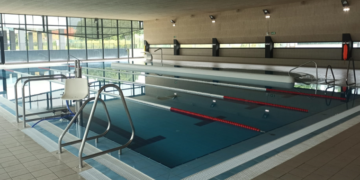 Las piscinas municipales restringen la visión desde gradas y ventanales para la protección de los menores