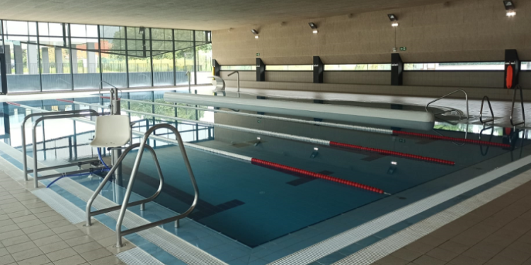 Las piscinas municipales restringen la visión desde gradas y ventanales para la protección de los menores